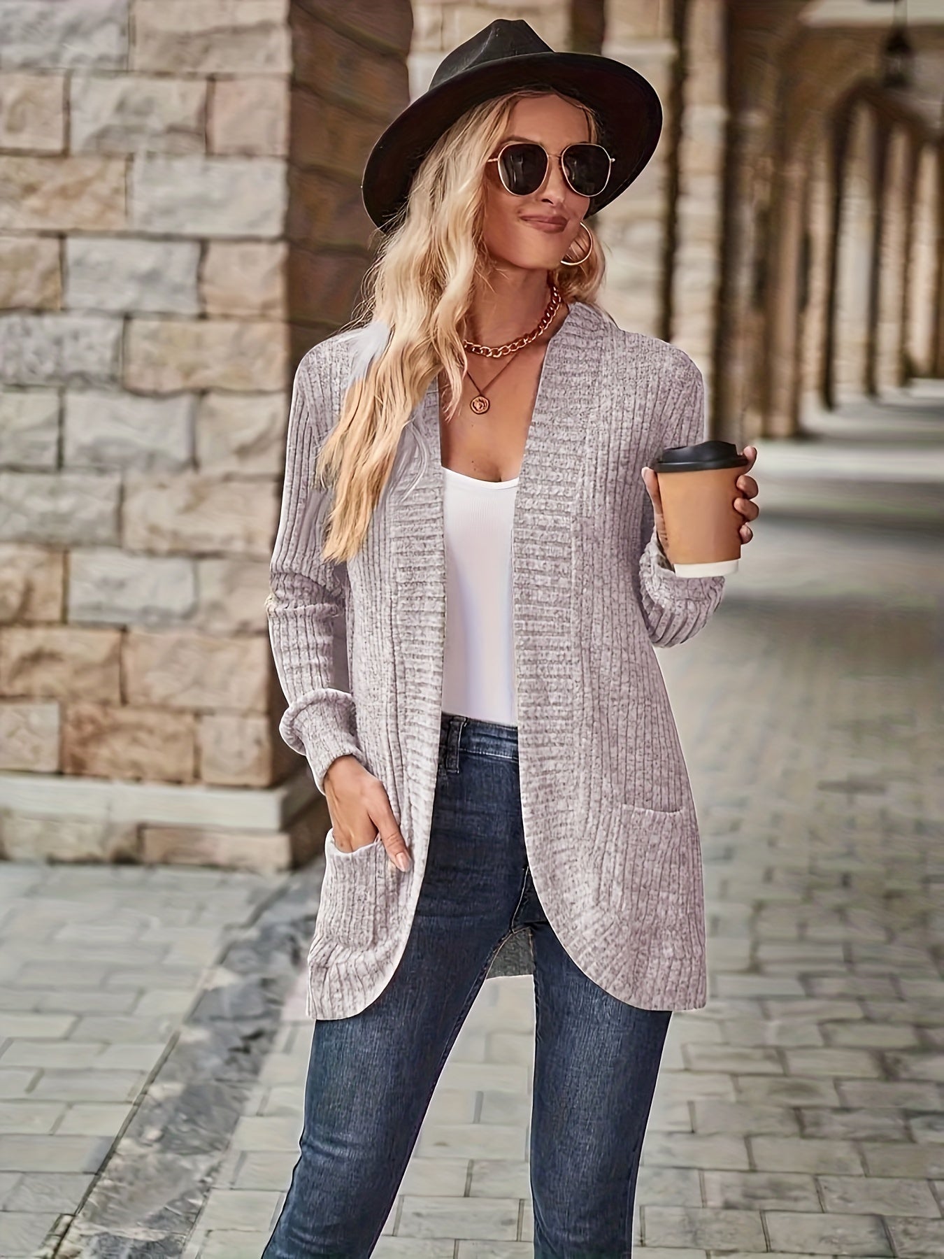 Stilvolle Damen-Strickjacke im lockeren Schnitt mit Taschen