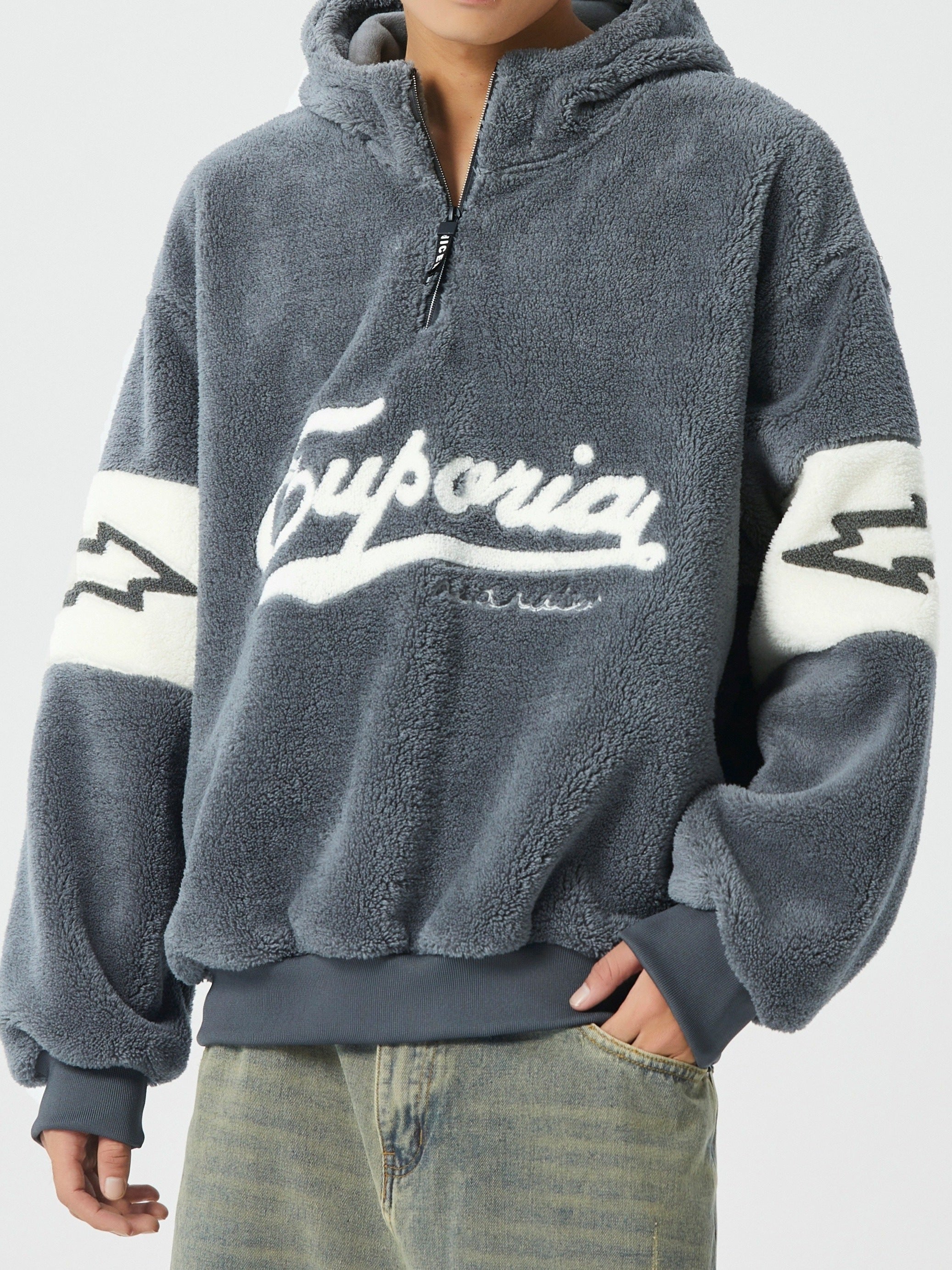 Flauschiger Kapuzenpullover mit "Euphoria"-Stickerei