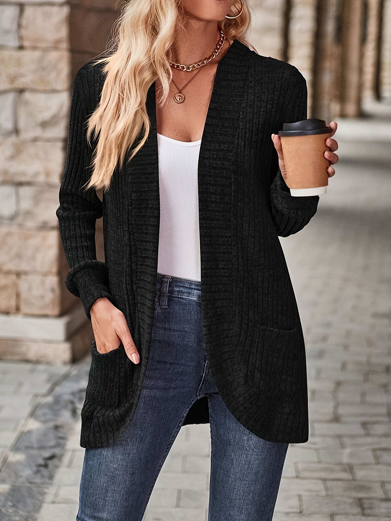 Stilvolle Damen-Strickjacke im lockeren Schnitt mit Taschen