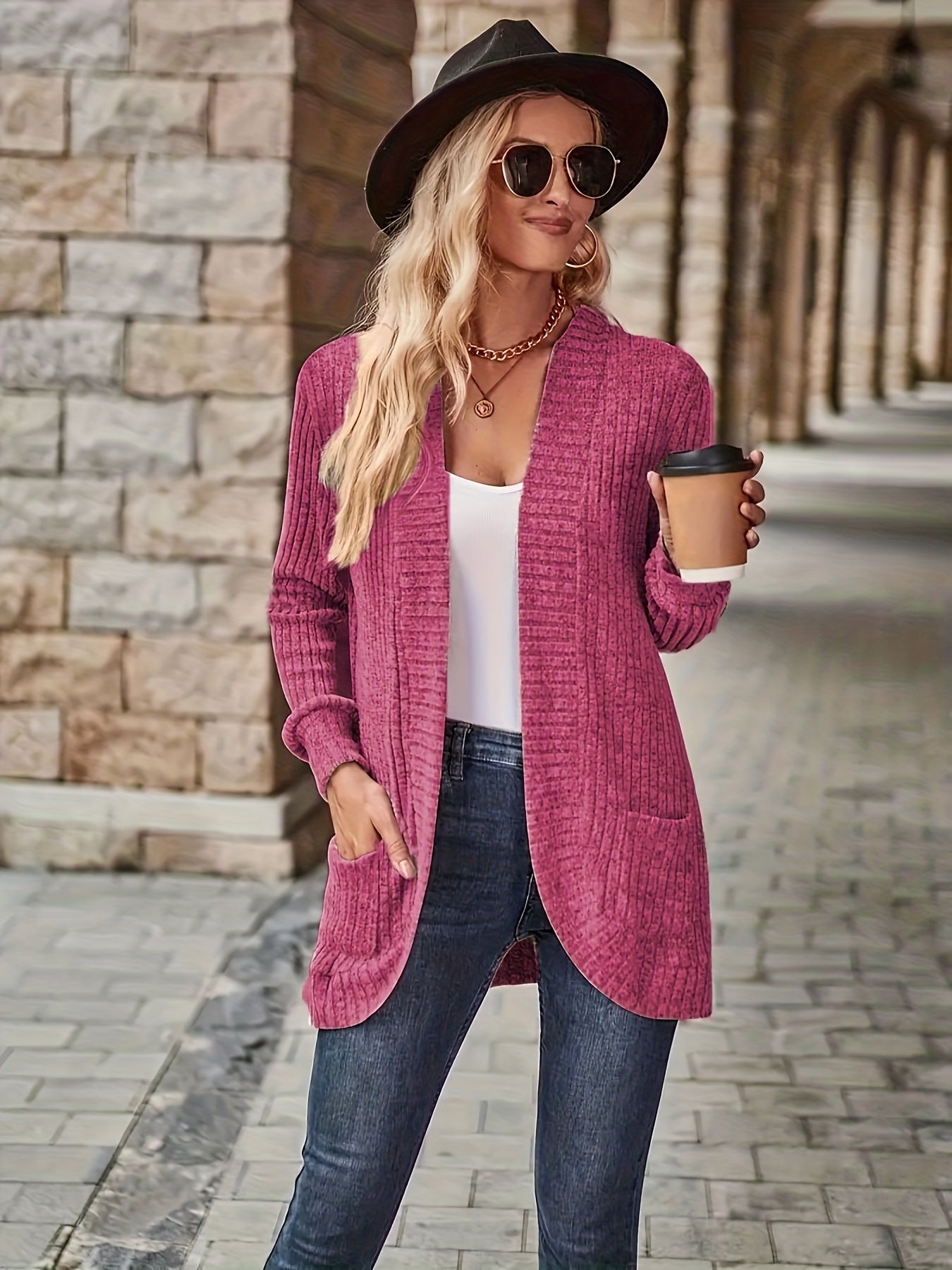 Stilvolle Damen-Strickjacke im lockeren Schnitt mit Taschen