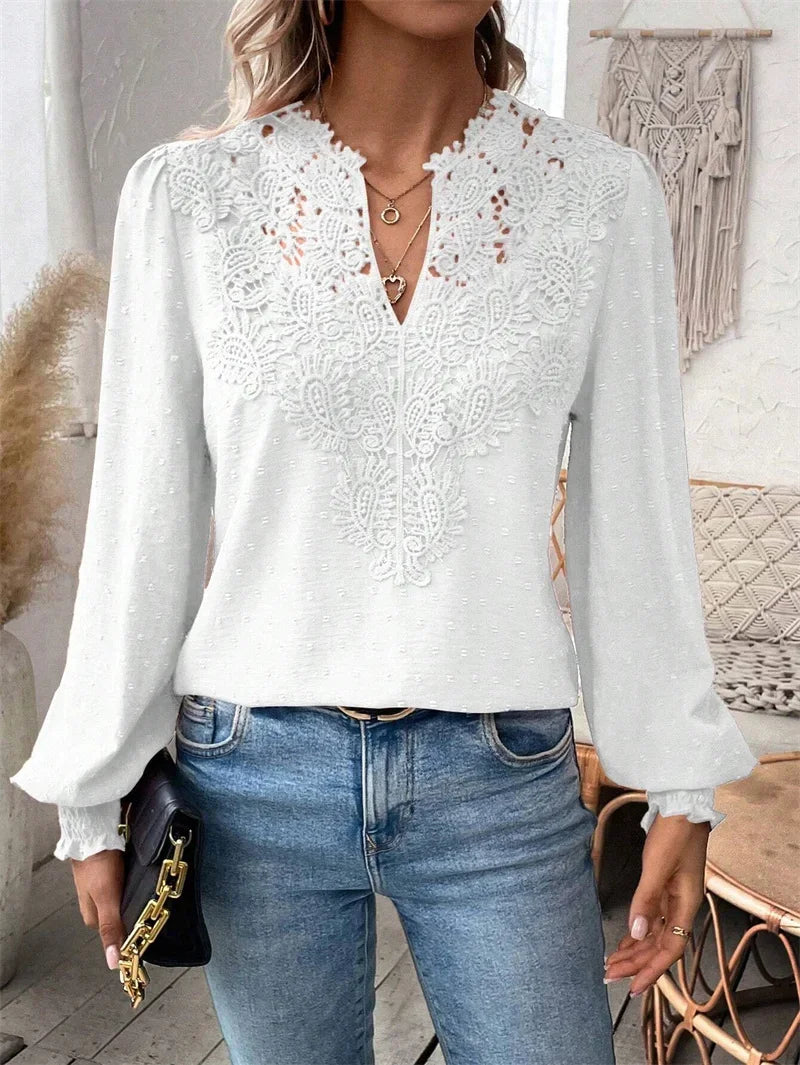 Damen Bluse mit Stickerei und V-Ausschnitt – leicht und elegant