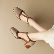 Damen Pumps mit Blockabsatz, T-Riemen und Lochwork-Obermaterial