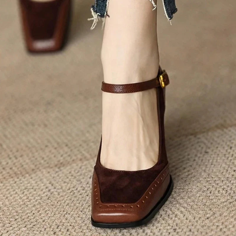 Damen Pumps mit Blockabsatz und Riemchen – Elegante Pumps mit eckiger Zehenpartie