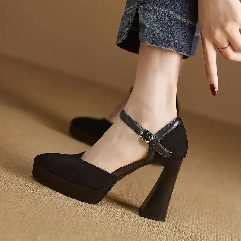 Damen Pumps auf Plateau – Elegante Pumps mit Knöchelriemen