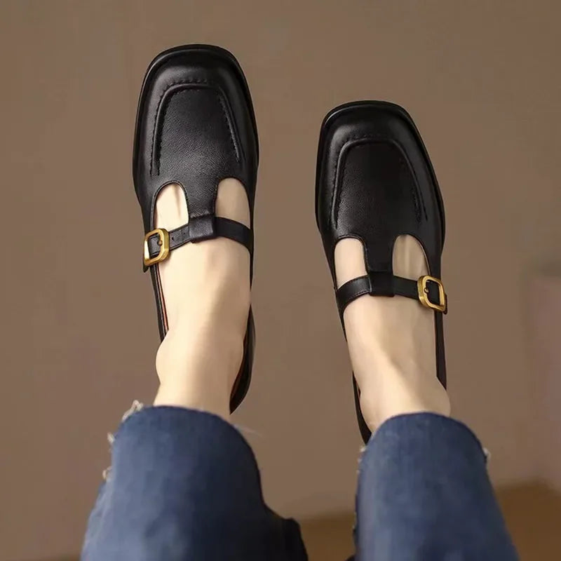 Damen Pumps mit T-Riemen und eckiger Zehenpartie