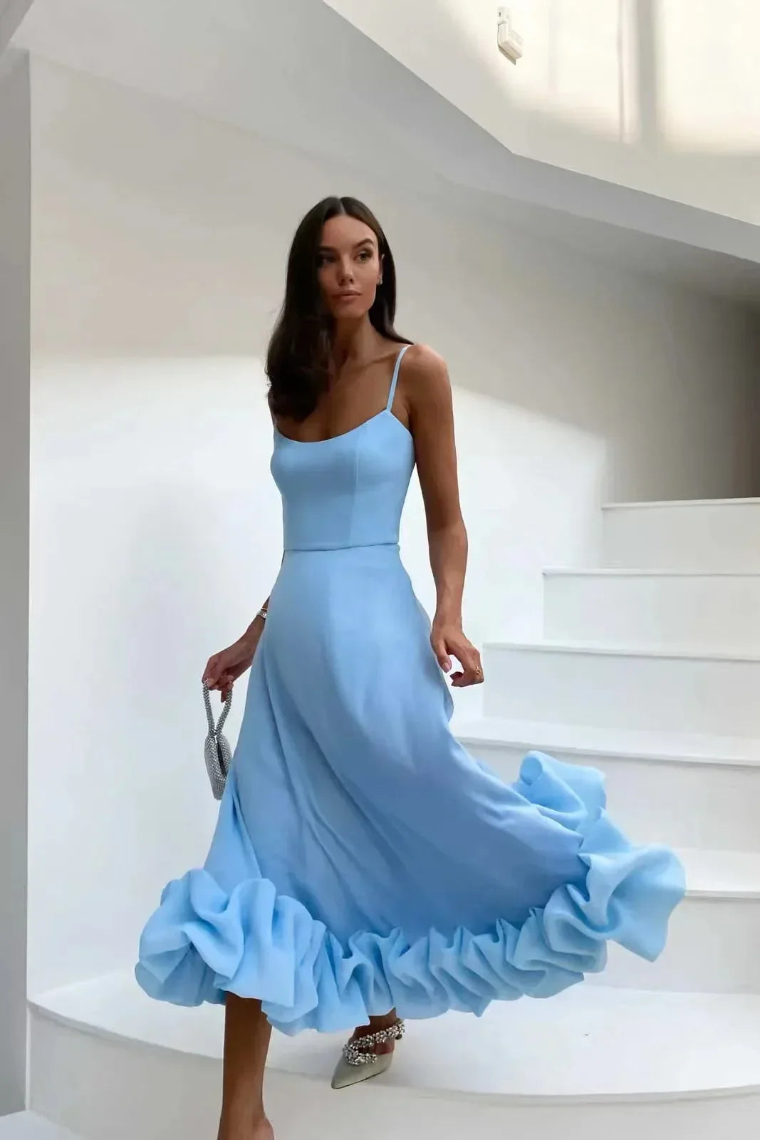 Elegantes Midikleid mit Trägern und Rüschen