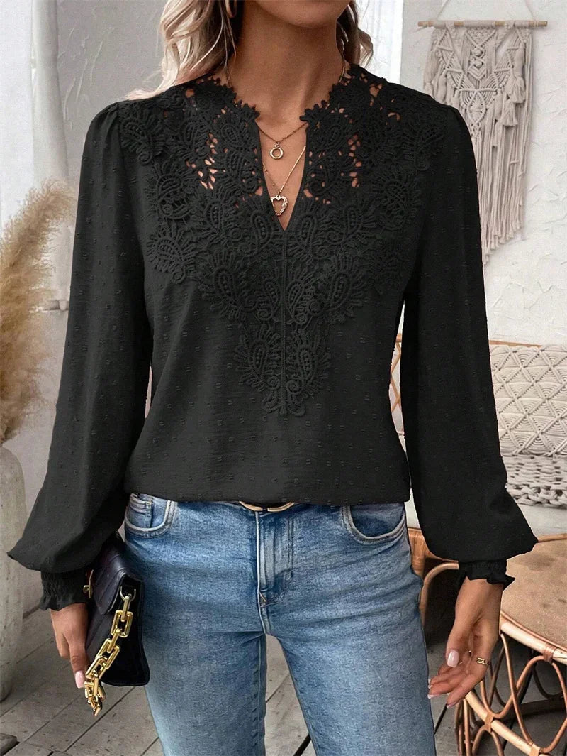 Damen Bluse mit Stickerei und V-Ausschnitt – leicht und elegant