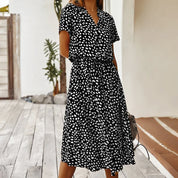 Damen Midi-Kleid mit feinem Muster – luftiges Kleid mit Taillenband und V-Ausschnitt