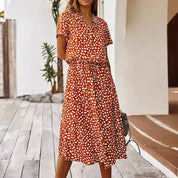 Damen Midi-Kleid mit feinem Muster – luftiges Kleid mit Taillenband und V-Ausschnitt