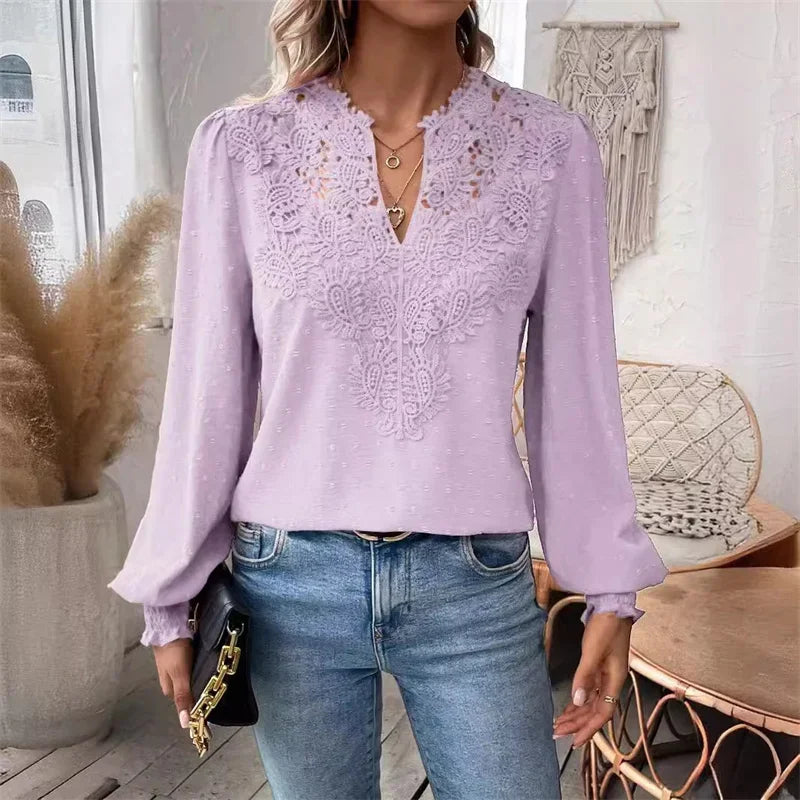 Damen Bluse mit Stickerei und V-Ausschnitt – leicht und elegant