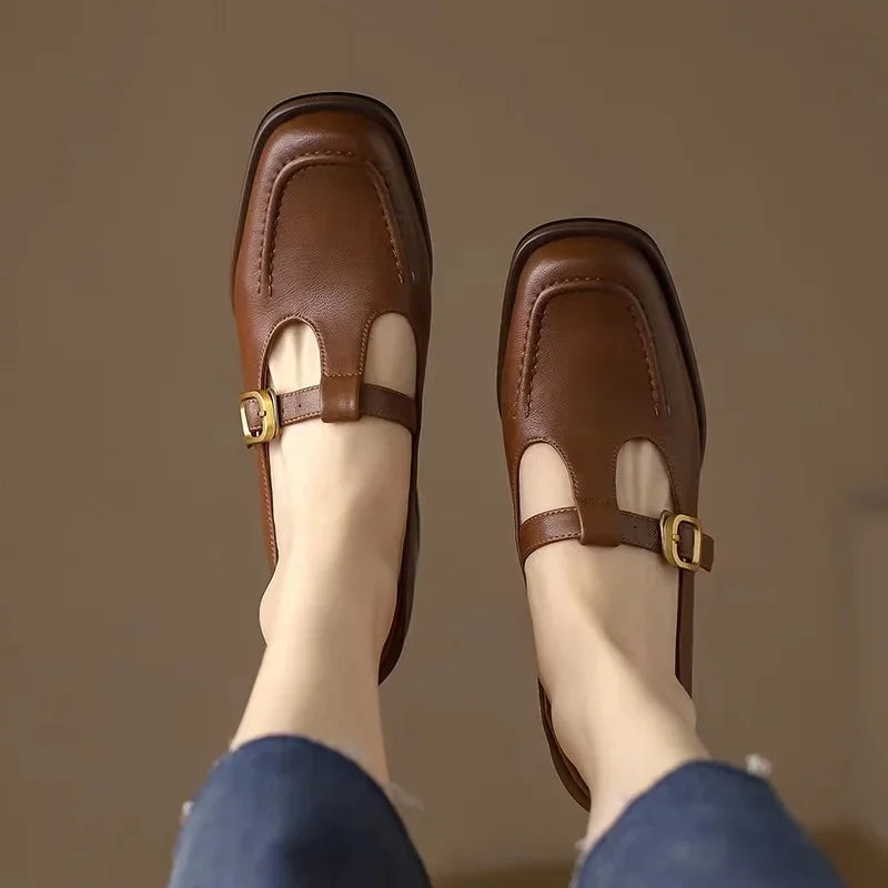 Damen Pumps mit T-Riemen und eckiger Zehenpartie