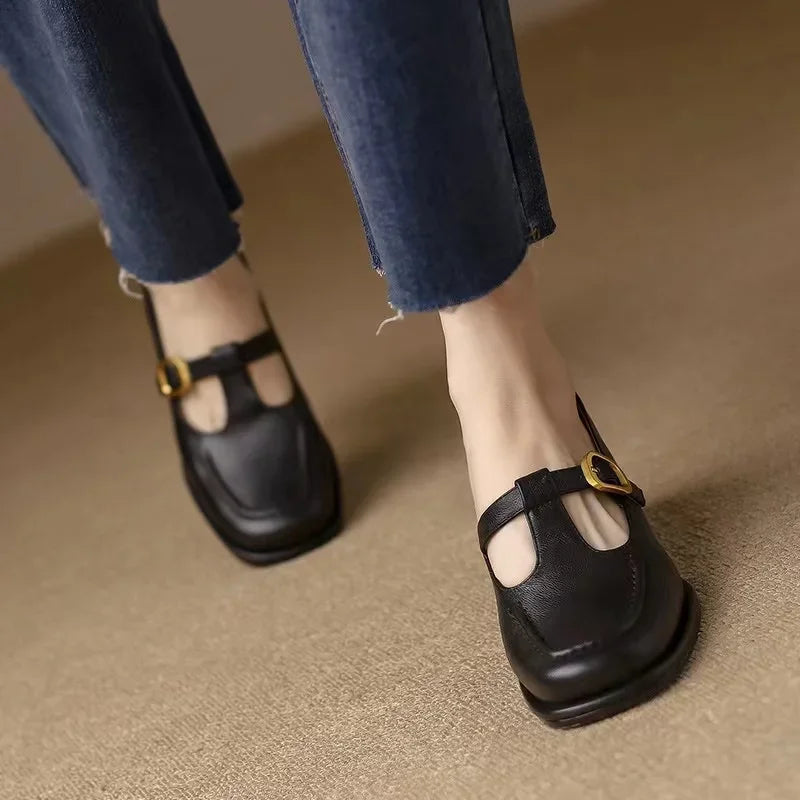 Damen Pumps mit T-Riemen und eckiger Zehenpartie