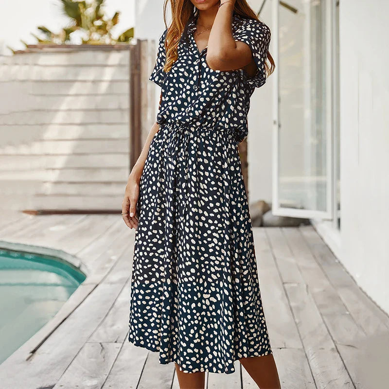 Damen Midi-Kleid mit feinem Muster – luftiges Kleid mit Taillenband und V-Ausschnitt