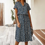 Damen Midi-Kleid mit feinem Muster – luftiges Kleid mit Taillenband und V-Ausschnitt