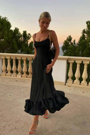 Elegantes Midikleid mit Trägern und Rüschen