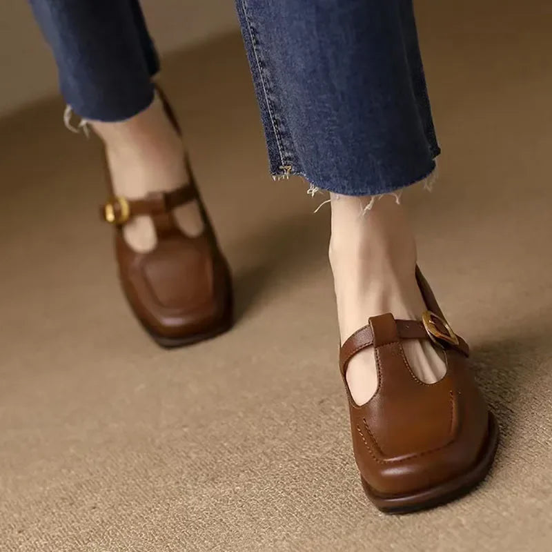Damen Pumps mit T-Riemen und eckiger Zehenpartie