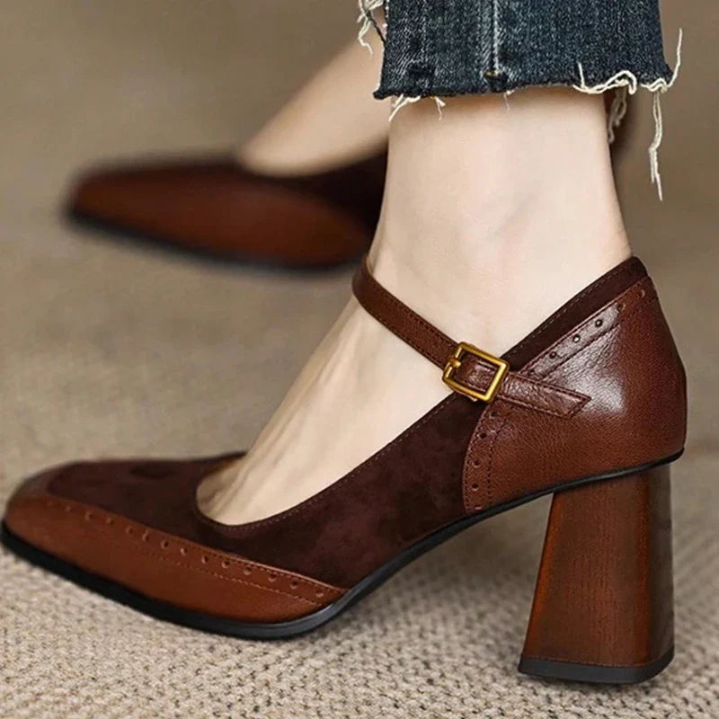 Damen Pumps mit Blockabsatz und Riemchen – Elegante Pumps mit eckiger Zehenpartie