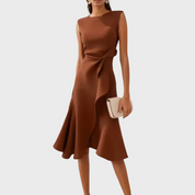 Elegantes Midi-Kleid mit asymmetrischer Drapierung – moderne Klassik