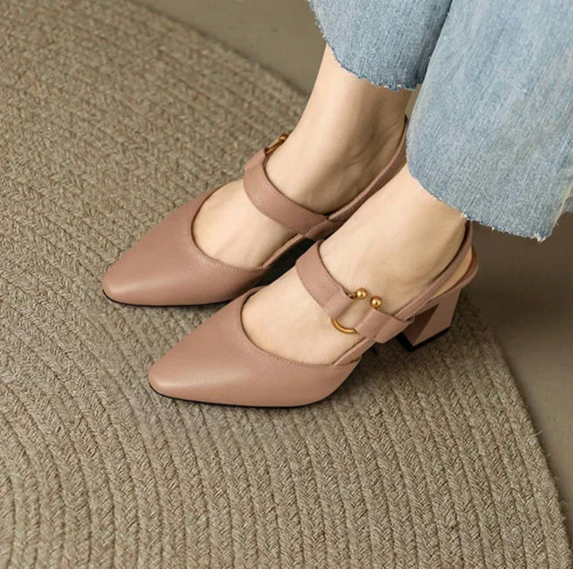 Damen Pumps mit niedrigem Absatz und Riemchen – elegant, komfortabel, stabil