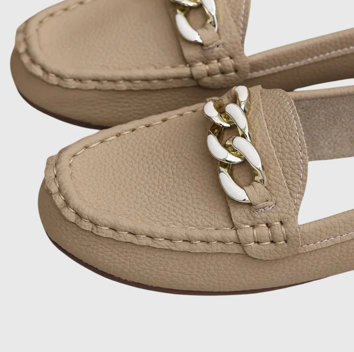 Damen Mokassins mit Zierkette zum Schlüpfen