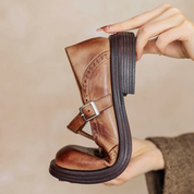 Damen Mary-Jane-Halbschuhe mit T-Bar-Riemen und Brogue-Verzierung