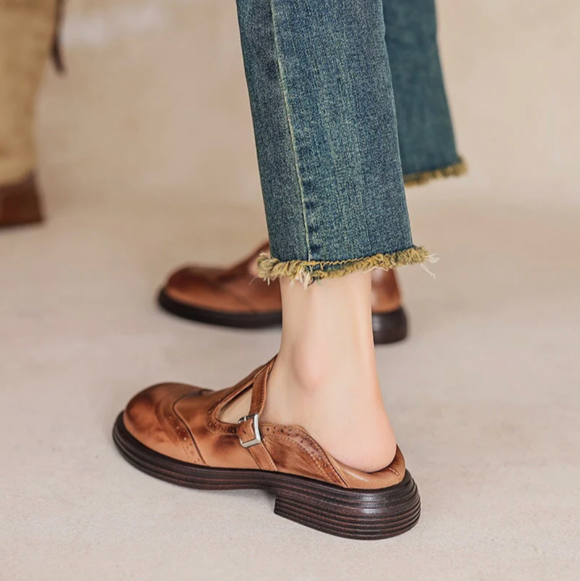 Damen Mary-Jane-Halbschuhe mit T-Bar-Riemen und Brogue-Verzierung