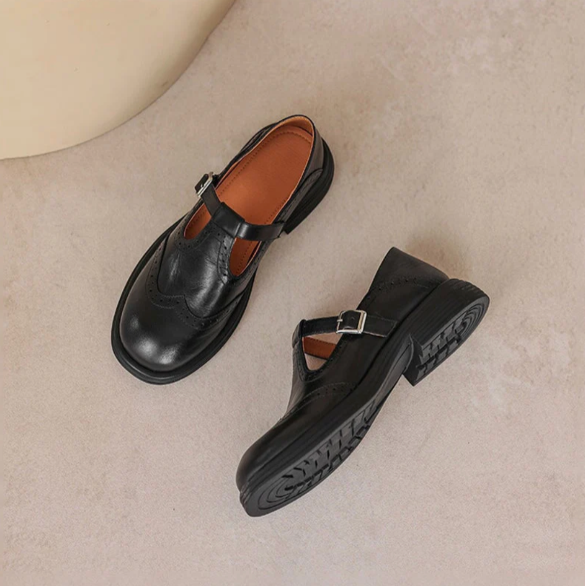 Damen Mary-Jane-Halbschuhe mit T-Bar-Riemen und Brogue-Verzierung
