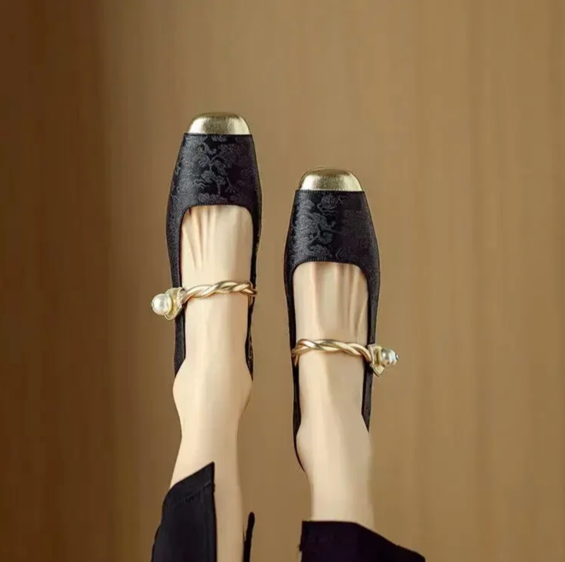 Elegante Damen Ballerinas mit Zierriemen und Perlendetail