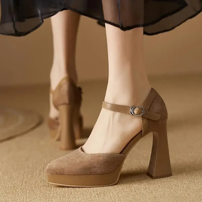 Damen Pumps auf Plateau – Elegante Pumps mit Knöchelriemen