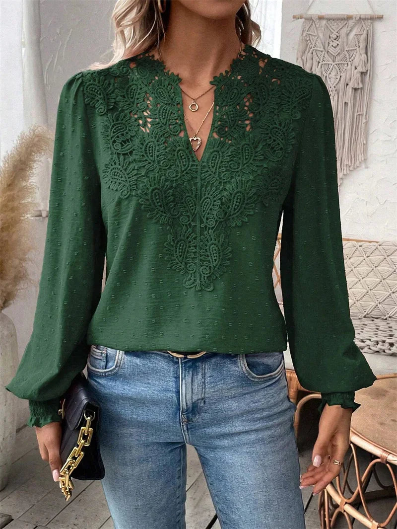 Damen Bluse mit Stickerei und V-Ausschnitt – leicht und elegant