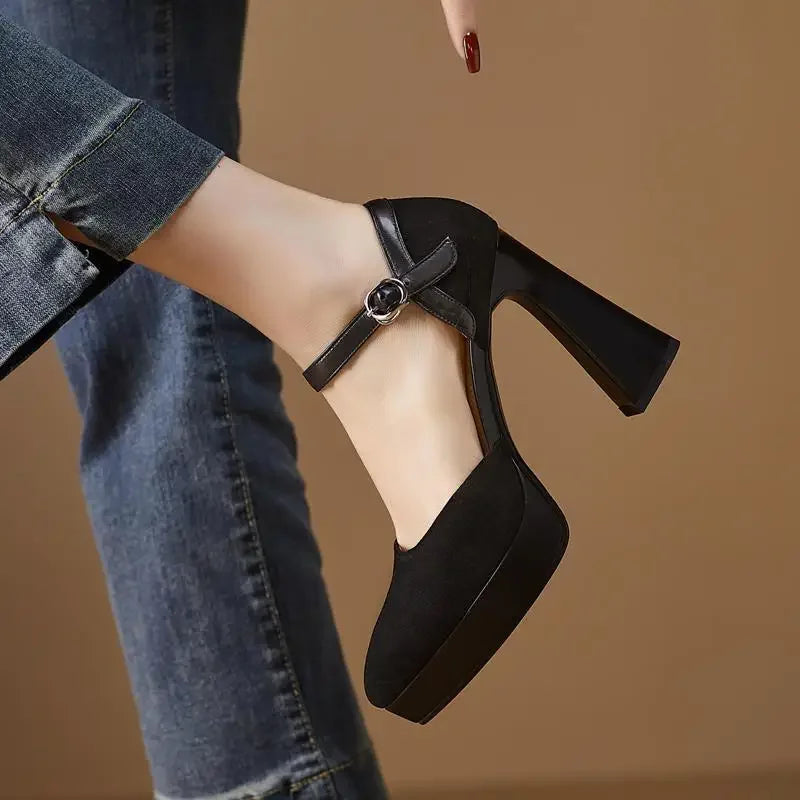 Damen Pumps auf Plateau – Elegante Pumps mit Knöchelriemen