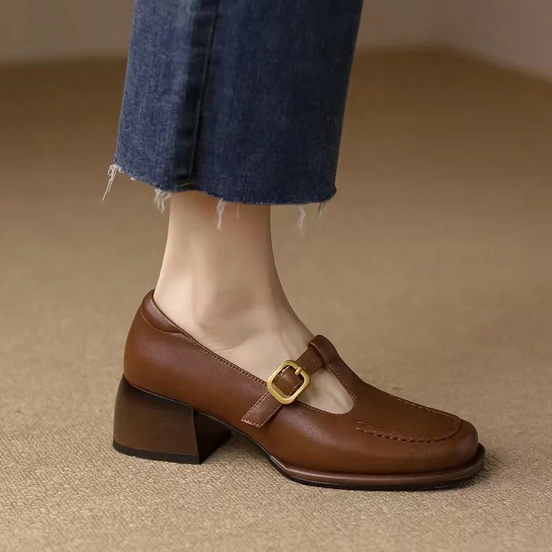 Damen Pumps mit T-Riemen und eckiger Zehenpartie