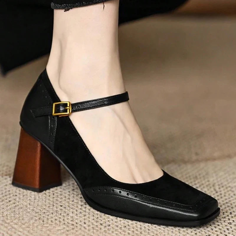 Damen Pumps mit Blockabsatz und Riemchen – Elegante Pumps mit eckiger Zehenpartie