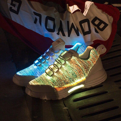 Funkelnde leuchtende Schuhe
